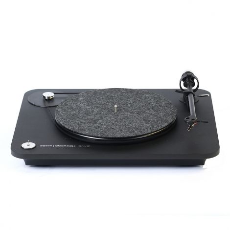 Fabriquée En France, la Chroma 200 RIAA BT est une platine vinyle à la finition noire satinée intégrant un pré-ampli phono RIAA, ainsi qu'un émetteur Bluetooth APTX HD. Elle est équipée d’une cellule Ortofon OM10, d’un bras aluminium avec un lève bras pou