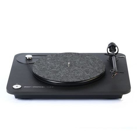 Fabriquée En France, la Chroma 200 RIAA BT est une platine vinyle à la finition noire satinée intégrant un pré-ampli phono RIAA, ainsi qu'un émetteur Bluetooth APTX HD. Elle est équipée d’une cellule Ortofon OM10, d’un bras aluminium avec un lève bras pou