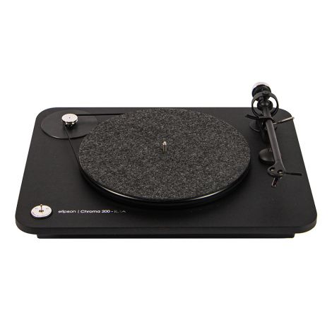 Fabriquée En France, la Chroma 200 RIAA est une platine vinyle à la finition noire satinée intégrant un pré-ampli phono RIAA . Elle est équipée d’une cellule Ortofon OM10, d’un bras aluminium avec un lève bras pour une manipulation en douceur. La sélecti