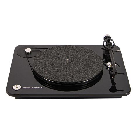 Fabriquée en France, la platine vinyle Elipson Chroma 400 est une platine à la finition laquée brillante. Elle est équipée d’une cellule Ortofon OM10, d’un bras carbon très léger et de haute rigidité avec un lève bras pour une manipulation en douceur.