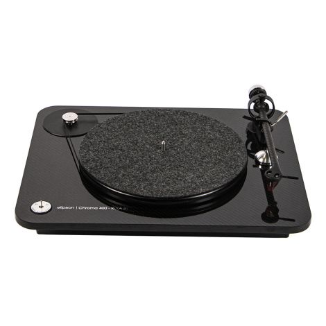 La platine vinyle Elipson Chroma 400 RIAA BT Carbon intègre un pré-ampli phono et un emmeteur Bluetooth pour communiquer avec vos enceintes sans fil. L'entraînement se fait par courroie manuellement. Le design est fidèle à la gamme des platines Elipson Al