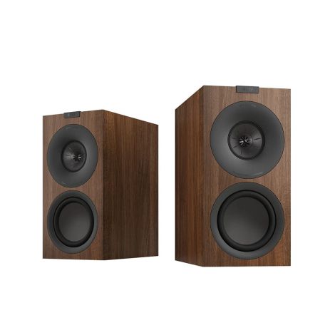 La KEF Q Concerto Meta adopte une conception deux voies en bass-reflex. Elle associe un haut-parleur de grave de 16,5 cm à un haut-parleur coaxial Uni-Q avec technologie MAT (Metamaterial Absorption Technology).