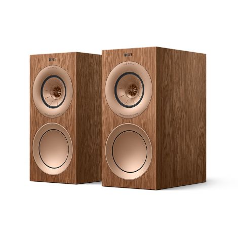 KEF R3 Meta – L’enceinte bibliothèque haut de gamme
L’enceinte bibliothèque KEF R3 Meta est un modèle trois voies d’une puissance admissible de 180 W. Succédant à la populaire KEF R3, elle intègre désormais un haut-parleur coaxial Uni-Q de dernière généra