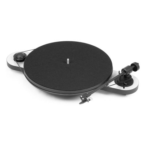 La platine vinyle Pro-Ject Elemental Phono USB se destine à toutes celles et ceux qui souhaitent pouvoir écouter occasionnellement leurs disques vinyles 33T et 45T de manière simple avec une réelle qualité audio mais sans dépenser une fortune.