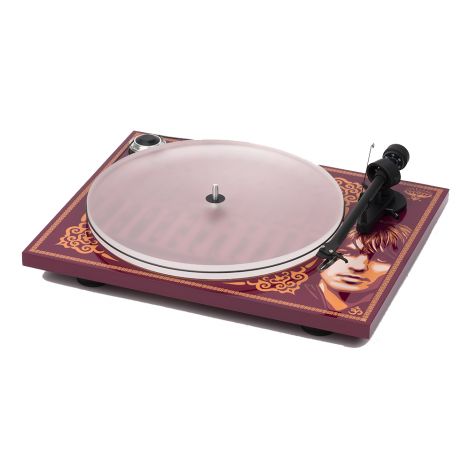 Reprenant les bases de la Pro-Ject Essential III, la platine vinyle Pro-Ject Essential III George Harrison est un modèle produit en édition limitée (2500 exemplaires dans le monde) et en hommage à George Harrison, membre du groupe The Beatles. Compatible