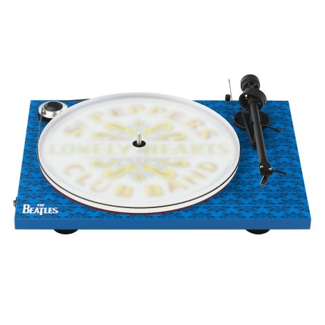 Issue d'une collaboration entre le fabriquant autrichien Pro-Ject et l'iconique groupe britannique The Beatles, la platine vinyle Pro-Ject Essential III Sgt Pepper's est une édition spéciale produite à l'occasion du cinquantième anniversaire d'album Sgt.