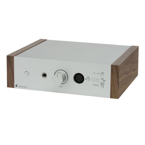 L’ampli casque Pro-Ject Head Box DS2 B permet d’améliorer considérablement la sonorité de votre casque hi-fi ! Il délivre une puissance de 1100 mW, dispose d’une sortie 4 broches XLR symétrique et de multiples réglages en façade. Son châssis amagnétique e