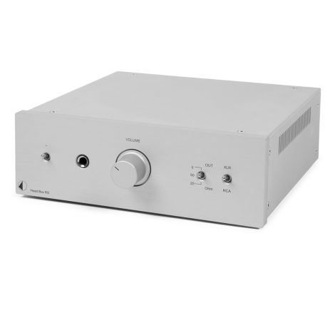 L’ampli casque Pro-Ject Head Box RS adopte une topologie Double Mono et des composants audiophiles. Son étage d’entrée à tubes est associé à un étage de sortie classe A avec transistors à effet de champ. Entrées/sorties XLR + RCA, sortie casque en façade,