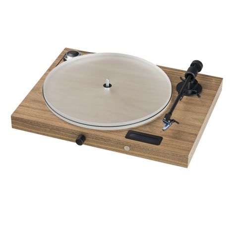 La platine vinyle Pro-Ject Juke Box S2 est une chaîne HiFi vinyle équipée d'un préamplificateur phono, d'un récepteur Bluetooth, d'un amplificateur de 50 watts, ainsi que de nombreuses entrées et sorties.