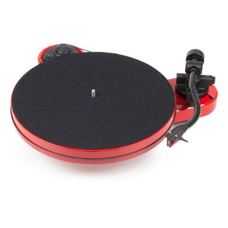 La platine vinyle Pro-Ject RPM-1 Carbon adopta un design hors de commun et bénéficie de caractéristiques audiophiles dont un moteur découplé haute précision, et un bras en S en alliage de carbone, aluminium et résine et un palier inversé avec billes en cé