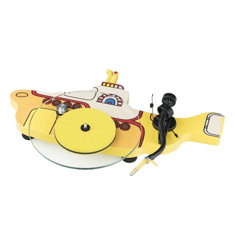 La platine la plus emblématique de cette série, la Pro-Ject The Beatles Yellow Submarine est aussi bien l’oeuvre de fans qu’une « véritable » platine vinyle. Une création sonore unique où tout est pensé pour ravir aussi bien les yeux que les oreilles.