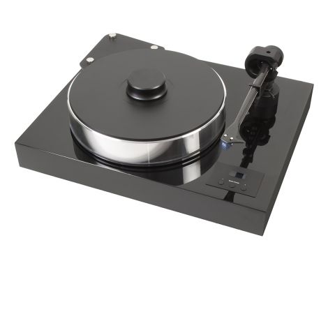 La platine vinyle Pro-Ject X-Tension 10 Evo est la petite soeur de la Pro-Ject X-Tension 12 Evo. Cette nouvelle se distingue principalement par la taille de son châssis qui a pu être réduite grâce à l’utilisation d’un bras 10 pouces en lieu et place du 12