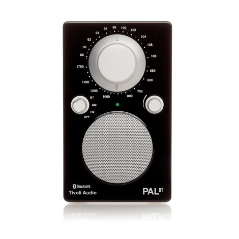 La radio portable Tivoli Pal BT adopte, en plus de son tuner AM/FM analogique, un récepteur Bluetooth pour diffuser sans fil les musiques d'un smartphone, d'une tablette ou d'un ordinateur.