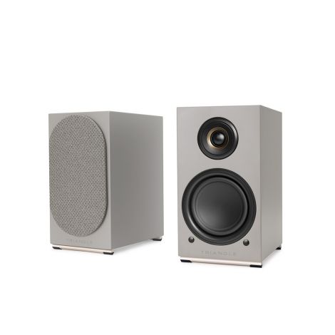 La paire d'enceinte connectée Triangle AIO TWIN est un véritable concentré de technologies et de savoir-faire TRIANGLE. Sa polyvalence et son design épuré font de ces enceintes un produit dans l’air du temps. Elle possède toutes les fonctionnalités et per