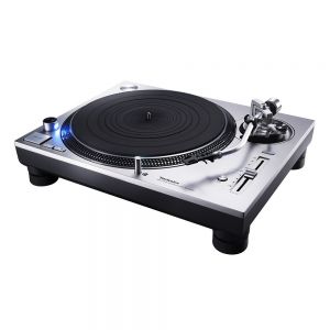 La platine vinyle Technics SL-1200GR est la version améliorée de la célèbre SL-1200 MKII. Elle bénéficie d'un nouveau moteur, d'un châssis plus lourd pour assurer une meilleure assise à la platine ainsi q'un bras plus précis fabriqué en aluminium.